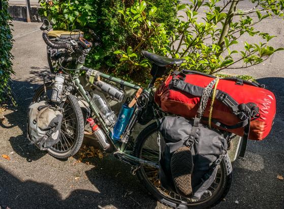 Beladenes Tourenfahrrad auf dem Heimweg von China nach Basel. 