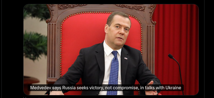 Portret van Medvedev en tekst: "Medvedev says Russia seeks victory, not compromises, in talks with Ukraine."