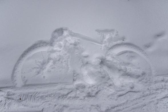 Abdruck eines Fahrrads im Schnee. 