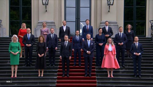 Alle bewindslieden van kabinet Wilders, #Bruin1, op het bordes poserend voor de fotografen bij hun aantreden en formele benoeming