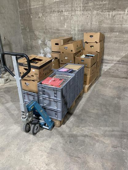 Auf dem Foto sind über 25 Kisten, gefüllt mit Büchern, zu sehen.