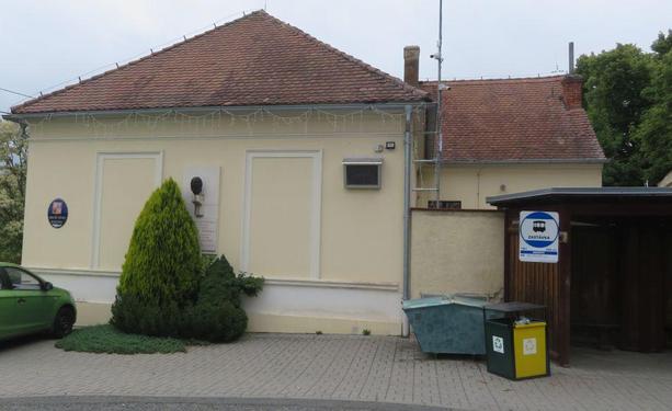Geburtshaus von Nezval in Biskoupky, laut Schild links heute das Gemeindeamt; in der Mitte eine Gedenktafel, rechts dis Bushaltestelle