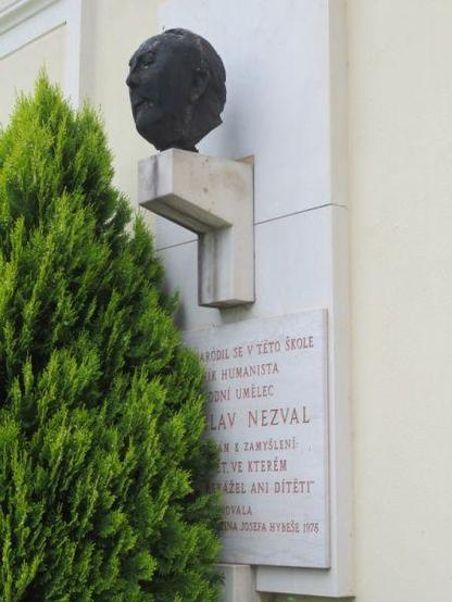 Gedenktafel für Nezval, von einem Baum schon reichlich verdeckt