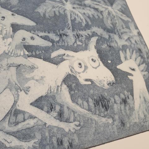 Détail sur le chien qui a l'air très surpris voire choqué. Une très petite lumière blanche flotte entre lui et l'oiseau qui parle.