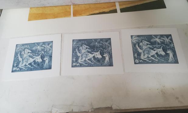 Trois tirages de la même gravure, avant d'être recouverts par les langes pour sécher. Plus ou moins de brins d'herbe et détails selon les tirages.