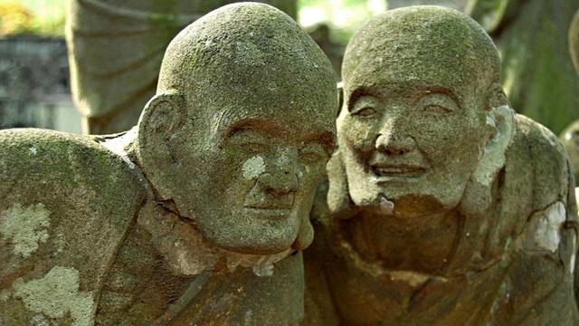 Statue of person talking to someone.
