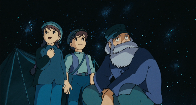A imagem exibe três personagens do filme O Castelo no Céu em um ambiente noturno e estrelado. À esquerda, está Sheeta, uma jovem de cabelos castanhos presos em duas tranças, vestindo uma blusa azul escura e calça azul. No centro, aparece Pazu, um garoto de cabelo castanho curto, trajando uma camisa azul clara, calça azul e um chapéu azul. À direita, encontramos Tio Pomme, um senhor de barba branca, vestindo um casaco azul escuro e um chapéu azul. O cenário sugere um ambiente ao ar livre, com uma tenda verde escura visível à esquerda e um céu pontilhado de estrelas ao fundo, trazendo uma atmosfera mágica e aventureira.
