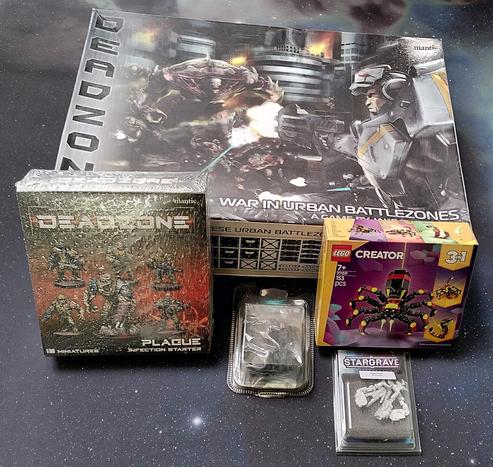 Loot from level-up. Classic Deadzone Starter-Box, Plague Infection Starter for Deadzone, Objective Markers for Deadzone, Exo Suit for Stargrave and a LEGO Spider.