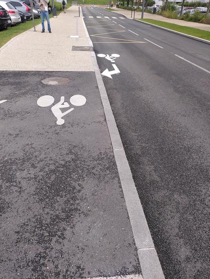 Marquage au sol : passage de chaucidou à une piste cyclable sur trottoir