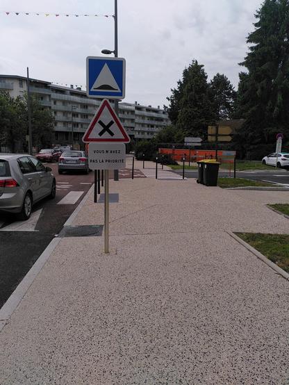 Poteau avec panneaux en plein milieu de la piste cyclable