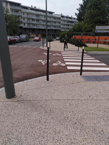 Poteaux peu visibles en plein milieu de la piste cyclable.
