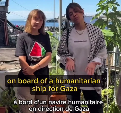 Deux jeunes femmes se tiennent debout côte à côte en extérieur, avec la mer en arrière-plan. À gauche, Greta Thunberg porte un t-shirt noir avec un motif en forme de triangle représentant les couleurs du drapeau palestinien. À droite, Rima Hassan porte un t-shirt blanc avec le mot "Palestination" et un keffieh noir et blanc sur les épaules. Une légende en anglais au bas de l’image indique qu'elles sont à bord d’un navire humanitaire pour Gaza. En haut, un texte en français proclame : « Dans ce monde de Trump, Netanyahou, Retailleau ou encore Bouchez, soyons des GRETA et des RIMA ! »