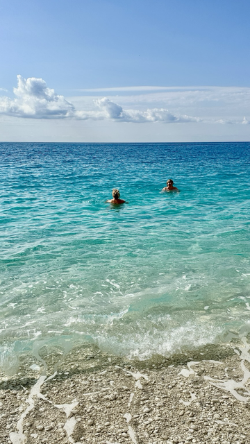 Türkisblaues Wasser. Zwei Badende. 