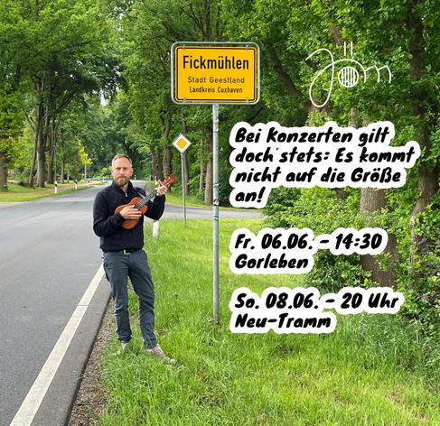 Man sieht ein Bild von jemandem mit kleiner Ukulele, der vor einem Ortsschild steht auf dem steht "Fickmühlen" Stadt Geestland, Landkreis Cuxhaven. Dazu der Slogan "Bei Konzerten gilt dich stets: Es kommt nicht auf die Größe an!"

Aber warum heißt Fickmühlen denn jetzt Fickmühlen? Auch da kann ich euch helfen. Ficken hatte früher eine deutlich tiefere und größere Wortbedeutung. Im weitestens Sinne beschrieb es bei unseren Altvorderen eine schnelle Hin- und Herbewegung und Reibbewegungen. 

Man konnte also z.B. mit gutem Gewissen sagen: "Die Kuh hat ihren Hals am Baumstamm gefickt." 

Und auch bei einer Mühle gibt es natürlich viele Vor- und Zurückbewegungen, es ist also nicht abwegig zu sagen, dass so eine Mühle so einiges fickt.

Mit der Zeit hat sich diese Wordbedeutung aber auf die heutige Nutzung verengt, da es in der Kenntnis um die übertragene Bedeutung schon merkwürdig wirkt wenn man sich z.B. an einem kalten Tag die Hände reibt, um die warm zu kriegen, und jemand sagt: "Na, so kalt, dass du deine Hände fickst?"

Also: Wir sehen uns im Wendland und wenn uns kalt ist und es regnet, dann ähm, na ihr wisst schon.