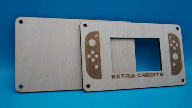 Zweiteilige Holz-Geldgeschenkverpackung im Gaming-Stil mit ausgeschnittener Fläche für Geldscheine oder Gutscheine.