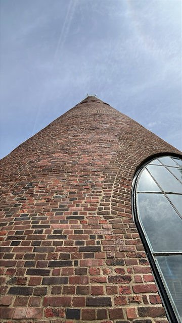 Der markante Kegelturm der Glashütte Gernheim in Petershagen.
