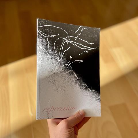 couverture noir blanc et rose de la revue Répression