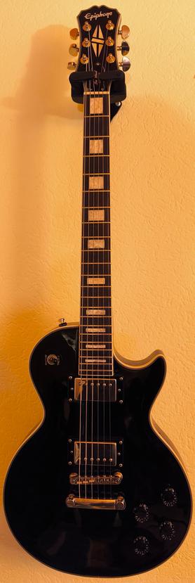 Zu sehen ist eine Gitarre: Epiphone Les Paul Custom in Schwarz.