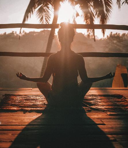 Modern reinterpretations of mindfulness often depict meditative postures in secular contexts. While inspired by Buddhist practices like sati, such representations frequently omit the ethical and soteriological dimensions that originally defined mindfulness as part of the Eightfold Path. Source: Jared Riceꜛ on Unsplashꜛ (license: Unsplash Licenseꜛ).