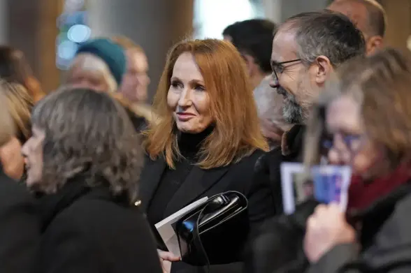L’autrice de la saga Harry Potter, J.K. Rowling affiche régulièrement sa haine des personnes trans sur les réseaux sociaux. 
