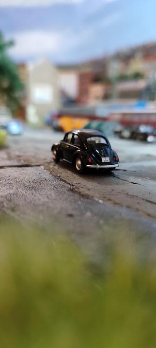 VW Käfer neben einer Pfütze. Der Käfer ist ein Wikingmodell in 1zu87.