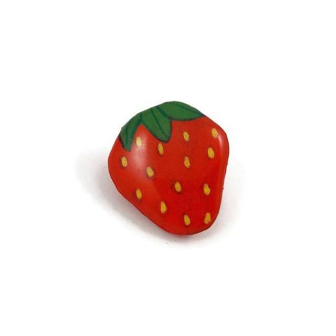 Pin's éco-responsable en forme de fraise.
La perle est réalisée en CD recyclé, découpée et peinte à la main, puis recouverte de résine époxy.