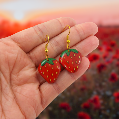 Boucles d'oreilles fantaisie pendantes éco-responsables en forme de fraises.
Les perles sont réalisées en CD recyclé, découpées et peintes à la main, puis recouvertes de résine époxy.
Les attaches sont en laiton doré, mais sont aussi disponibles dans d'autres métaux et coloris.