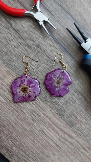 Boucles d'oreilles faites main en vraie fleurs de rosier dans les tons magenta.