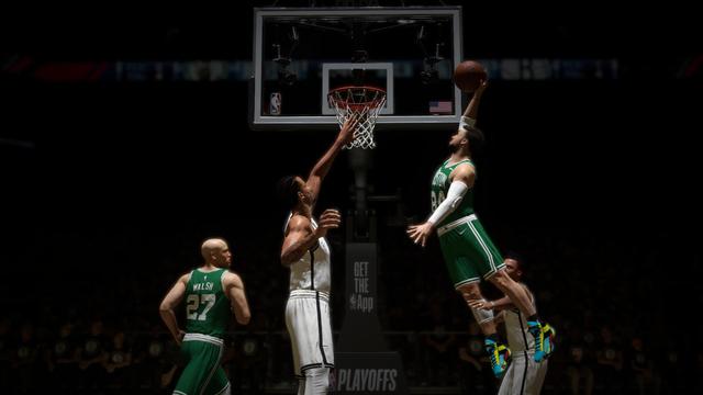 Un jugador de los Boston Celtics (un tal Jesús Domínguez) mata a canasta con un tremendo salto. Atrás un oponente se conforma con observar mi gracil salto. Delante un grandullón apenas es capaz de acercarse a medio metro de la pelota.
Nótese que además del uniforme clásico verde, el jugador lleva complementos blancos en codo derecho, brazo izquierdo y pierna derecha. Además de las zapatillas diseñadas por mí, azules y amarillas con adornos negros y rojos (no pega con el verde Celtics, pero todas mis zapatillas deben llevar esos colores "por contrato").