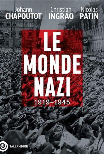 Couverture du livre le monde nazi 1919-1945. Titre ecrit en lettres capitales et dates en plus petit dessous. Titre au centre sur fond rouge. Nom des auteurs en haut et nom de la maison d'édition taillandier en bas à gauche. Le fond de la couverture est une photo en noir et blanc d'un rassemblement nazi, avec des personnes tenants des croix gammées et faisant des saluts