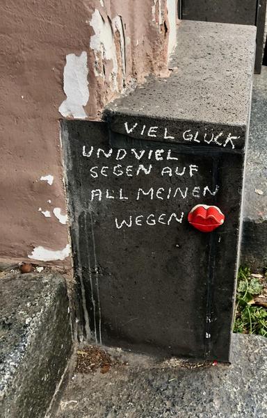 Mit Kreide geschriebenes Graffiti: Viel Glück und viel Segen auf all meinen Wegen