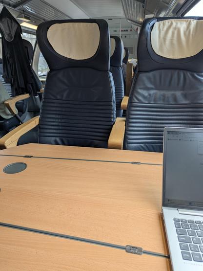 Table sur un carré de sièges de première classe dimensionné généreusement dans un train régional de Hambourg à Rostock.