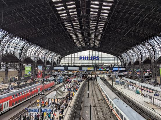 Les voies et la Halle de la gare centrale de Hambourg avec sa très belle voûte du 19e siècle aux allures néo gothiques.