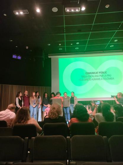 Imatge de la lectura del comunicat de La Taula al final de la conferència