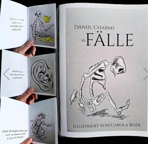 Die rechte Seite zeigt die Titelseite eines Heftes mit einem ein Skelett in gebückter Haltung und dem Titel „FÄLLE“ von Daniil Charms, illustriert von Carola Beier.
Auf der linken Seite sind drei kleinere, aufgeklappte Seiten des Heftes zu sehen.
Das obere kleine Bild zeigt ein Skelett, das sich übergibt. Dazu der Text: „	“
Das mittlere kleine Bild zeigt ein Skelett, das in einem großen Ohr liegt. Dazu der Text:“Und Krylow, der davon hörte, starb auch.
Das untere kleine Bild zeigt eine Figur mit abstehenden Haaren. Dazu der Text:“ Und Michajlow hörte auf, sich zu kämmen und bekam die Krätze.“
