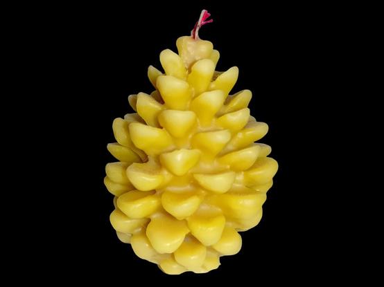 Une bougie en forme de pomme de pin.