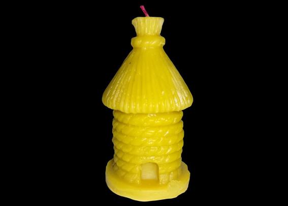Une bougie en forme de ruche en paille.