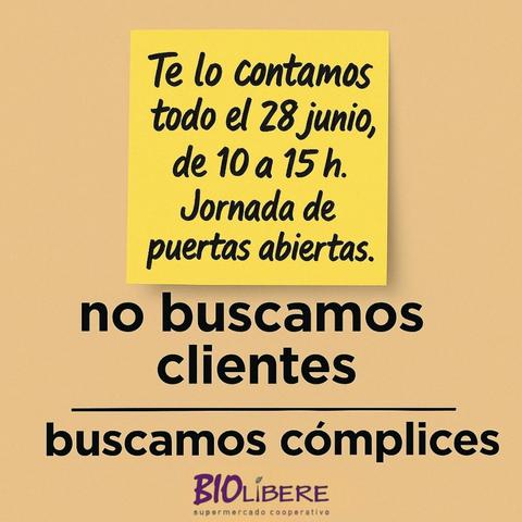 Una nota amarilla anuncia una jornada de puertas abiertas en Biolibere, un supermercado cooperativo, el 28 de junio de 10 a 15 h. El texto resalta que no buscan clientes, sino "cómplices".