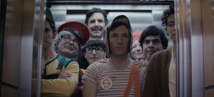 Cena da série biográfica Chesperito: Foi Sem Querer Querendo. Dentro de um elevador, um grupo de personagens aparece trajado como figuras icônicas da série Chaves. Entre eles estão representações de Godínez, Jaiminho, Chiquinho, Professor Girafales, Chaves, Dona Clotilde, Nhonho e Dona Florinda.