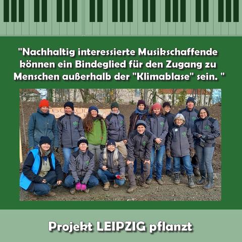 Sharepic von Leipzig pflanzt. In der Mitte ist ein Gruppenfoto, mit vielen Menschen in Jacken und Mützen. Sie stehen draußen vor mehreren Bäumen. Über dem Bild steht folgender Text: "Nachhaltig interessierte Musikschaffende können ein Bindeglied für den Zugang zu Menschen außerhalb der "Klimablase" sein."