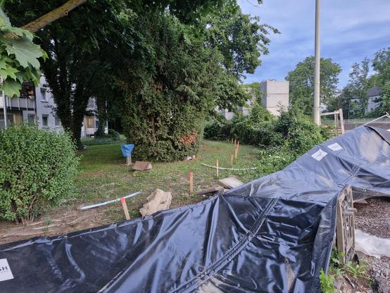 Am südöstlichen Widerlager des Endenicher Eis in Bonn sind Pflücken in den ehemaligen Garten der angrenzenden Wohnhäuser in Fotm einer Klothoide eingeschlagen. Sie markieren die Erweiterung der Abbiegespur in Stadtrichtung ,vom Poppelsdorfer Dreieck kommen.
