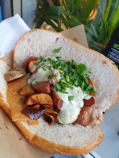 Seitan und Kartoffeln mit veganer Frankfurter Grüner Soße und frischer Petersilie in einer knusprigen Dönertasche bzw. in einem Fladenbrot.