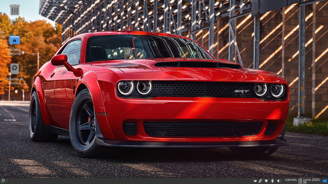 Fondo de pantalla en donde se ve un Dodge Challenger de color rojo
