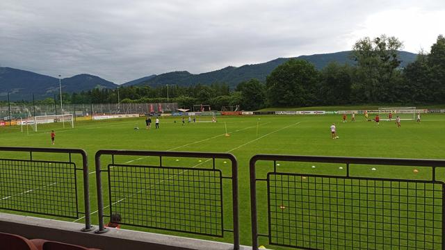 Bild auf die Sportanlage in Anif. Im Hintergrund die Salzburger Berge. Wetter eher schlecht