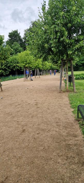 Wege im Schlossgarten zum Boulespielen 