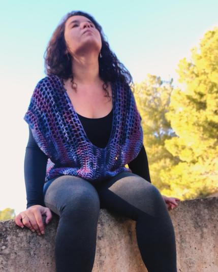 Chaleco muy amplio con gran escote en pico, acalada la parte superior (hombros y torso) con los colores de la bandera bi mezclados. Precio sin descuento: 61,12. Precio durante el mes del orgullo: 55