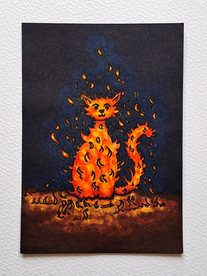 Un dessin représentant un chat assis, dont la fourrure est faite de feu, en train de regarder sagement en face de lui et de briller dans la nuit ; autour de lui le sol est brûlé ou brûle encore un peu.