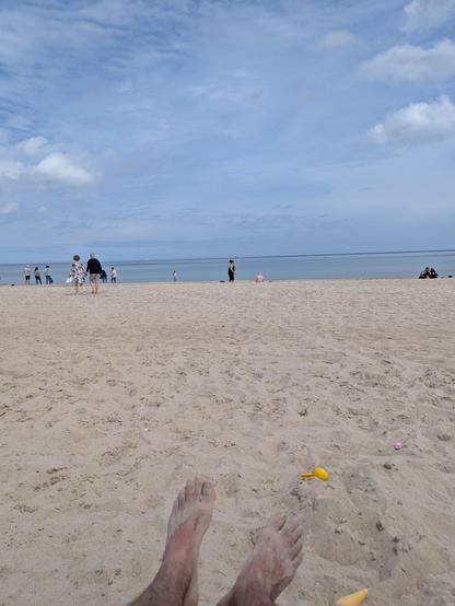 Pieds ensablés et plage de la baltique au sable fin
