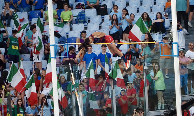 Italian spectators supporting the woman pole vaulter from their country 