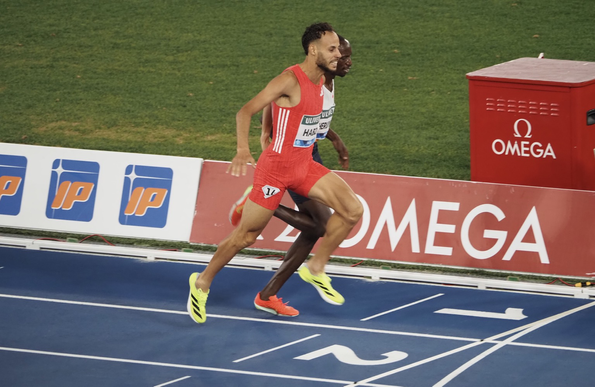 Close race finish between two 1500m runners, Habz won